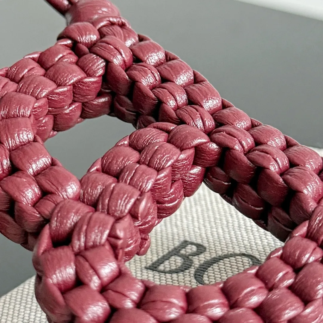 Batch 420 Let’s see what new cute little thing BV has released~ It’s this letter pendant, which is different from the puppy pendant. The weaving of this letter is more three-dimensional, and the material is very solid, and it is not easy to deform even if it is folded. Style number: B